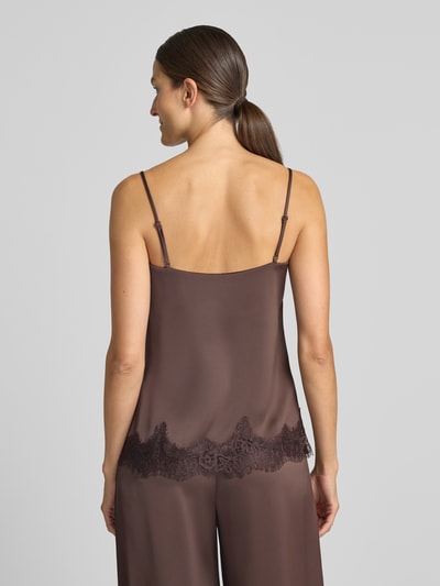 Frauenmodel trägt Regular Fit Blusentop mit Spitzenbesatz von Jake*s Cocktail in Braun mit Spitzen-Details, Ganzkörperansicht Rückansicht.