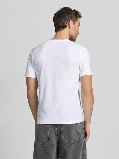 Männermodel trägt T-Shirt mit V-Ausschnitt und Knopfleiste von MCNEAL in Weiß aus Reine Baumwolle, Regular-Fit, Rückenlänge 68 cm, Ganzkörperansicht Rückansicht.