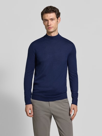 Männermodel trägt Regular Fit Turtleneck aus Woll-Mix von Christian Berg Men in Dunkelblau, gerippte Abschlüsse und Kragen, Langarm, Ganzkörperansicht von vorne. Rückenlänge bei Größe M 69 cm, Ärmellänge 51 cm.
