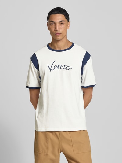 Männermodel trägt Regular Fit T-shirt aus katoen van Kenzo met labelprint, ronde hals, contrasterende partijen, Ruglengte maat M 65 cm, Ganzkörperansicht von vorne
