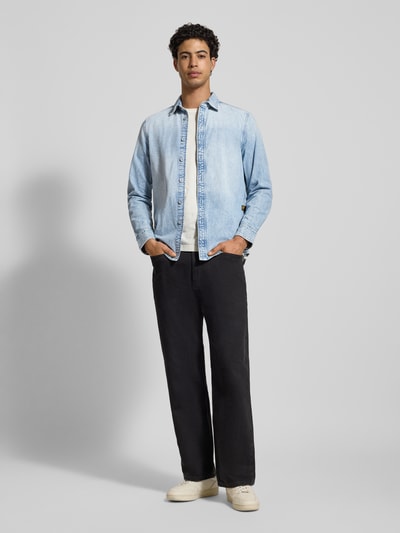 Męski model nosi Freizeithemd in Denim-Optik od G-Star Raw, jasnoniebieski, bawełniany, slim fit, przód z guzikami, pełny widok z przodu.