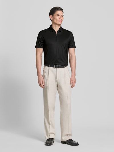 Männermodel trägt Regular Fit Poloshirt aus Lyocell-Baumwoll-Mix Modell 'H-PARAS 50' von BOSS, Optik: Unifarben, Ganzkörperansicht von vorne.