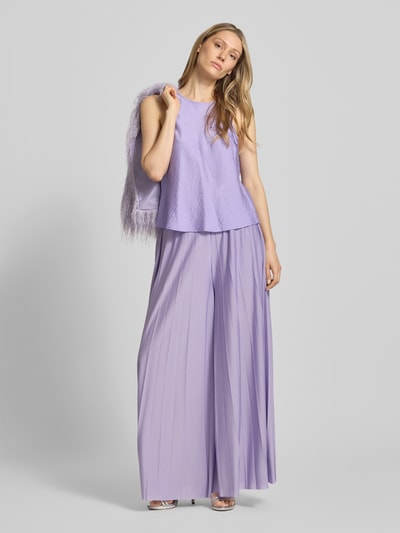 Frauenmodel trägt Regular Fit Top aus Viskose-Mix Modell 'Laura' von GUIDO MARIA KRETSCHMER WOMAN in Flieder mit Satin, ärmelloses Design, Rundhalsausschnitt, Damen Top, Ganzkörperansicht von vorne.