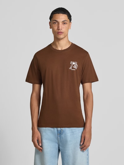 Męski model nosi Regular Fit T-Shirt aus reiner Baumwolle Model 'BREWY' von JACK & JONES, brązowy, Nadruk z napisem, Ganzkörperansicht von vorne, Długość tyłu w rozmiarze M: 68 cm