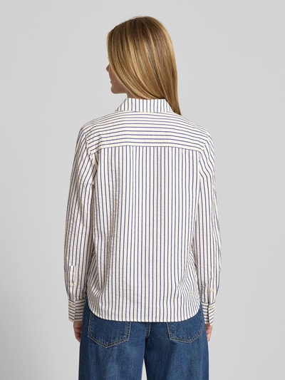 Modelka nosi Regular Fit Bluzę z kieszenią na piersi od Jake*s Casual, mieszanka materiałów z dodatkiem wiskozy, kołnierzyk koszulowy, listwa guzikowa, długość tyłu w rozmiarze 36: 64 cm, długość rękawa w rozmiarze 36: 62 cm, granatowe i beżowe paski, faktura gładka. Widok całej sylwetki od tyłu.