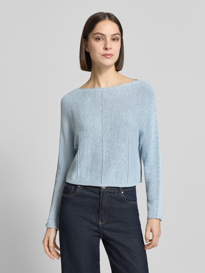 Frauenmodel trägt Strickpullover mit U-Boot-Ausschnitt von Oui in hellem Blau, Baumwoll-Mix, Regular Fit, glatte Textur, Ganzkörperansicht von vorne.