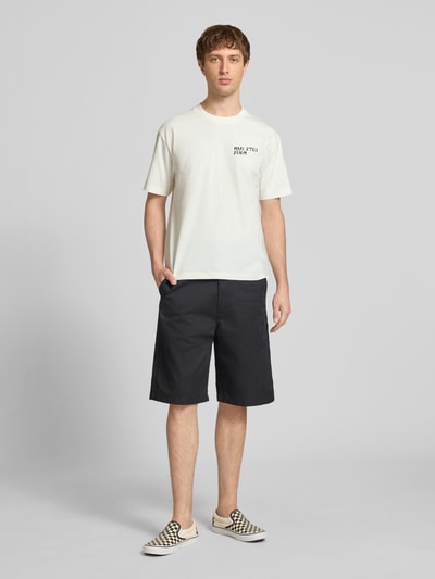 Männermodel trägt Relaxed Fit T-Shirt aus reiner Baumwolle von Marc O'Polo Denim, unifarben, Label Print, Ganzkörperansicht von vorne.