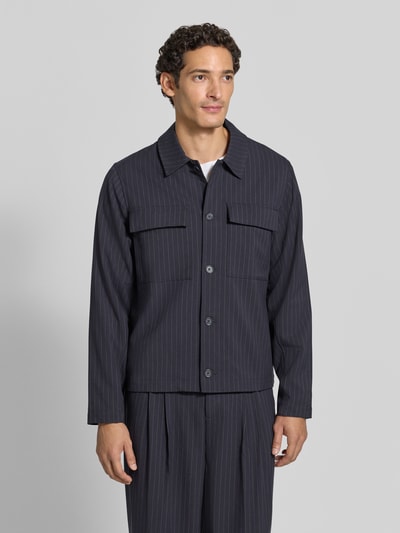 Männermodel trägt Regular Fit Hemdjacke mit Brusttaschen Modell 'GAEL' von Casual Friday, Dunkelblau mit feinen Streifen, Ganzkörperansicht von vorne, Material-Mix mit Viskose-Anteil, Allover-Look, Kentkragen.