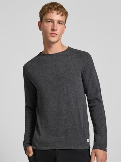 Männermodel trägt Regular Fit Pullover aus reiner Baumwolle Modell 'Hill' von JACK & JONES, Strick-Optik, Nahaufnahme Oberkörper.