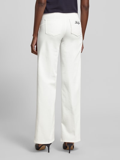 Frauenmodel trägt Wide Fit Jeans im 5-Pocket-Design von Liu Jo White in Weiß, Baumwoll-Mix, Abnehmbares Taillenband, Ganzkörperansicht Rückansicht.
