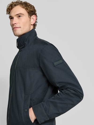 Männermodel trägt Regular Fit Blouson mit Baumwoll-Abteil von Marc O'Polo in Dunkelblau, glatte Oberfläche, Nahaufnahme Oberkörper, Herren Bomberjacke / Blouson.