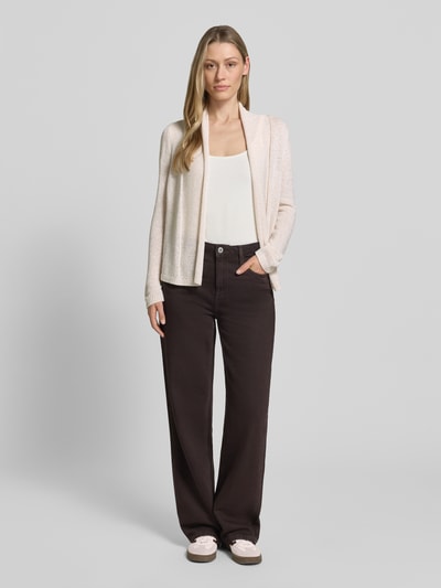 Frauenmodel trägt Regular Fit Cardigan in Strick-Optik von monari, helle Farbe, Schalkragen, elastische Abschlüsse, Ganzkörperansicht von vorne.