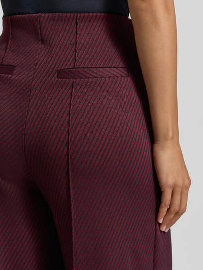Frauenmodel trägt Wide Fit Hose mit Viskose-Anteil Modell 'Kate' von ICHI, Strukturmuster, Ziernähte, Gesäßtaschen, Detailaufnahme.