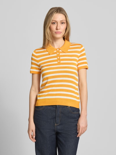 Frauenmodel trägt Regular Fit Poloshirt aus Lyocell-Seiden-Mix von Tommy Hilfiger, Optik:Allover-Muster, Feinstrick, Logo-Stitching, Ganzkörperansicht von vorne