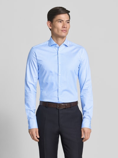 Männermodel trägt Slim Fit Businesshemd mit extra langem Arm Modell 'H-HANK' von BOSS, Optik:Allover-Muster, Baumwoll-Mix, Ganzkörperansicht von vorne.