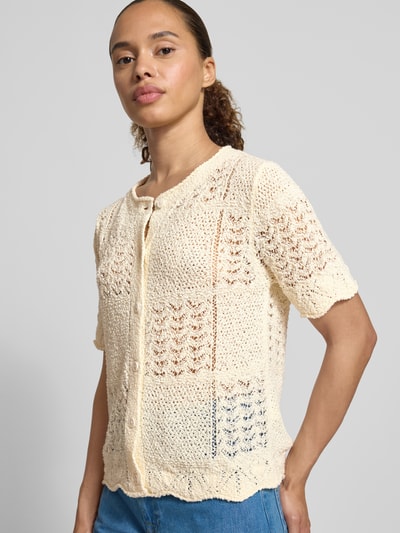 Frauenmodel trägt Regular Fit Strickjacke aus Baumwoll-Mix von Tom Tailor, Optik: Unifarben, Lochstrickmuster, Rundhals, Kurzarm, Strick, Nahaufnahme Oberkörper.