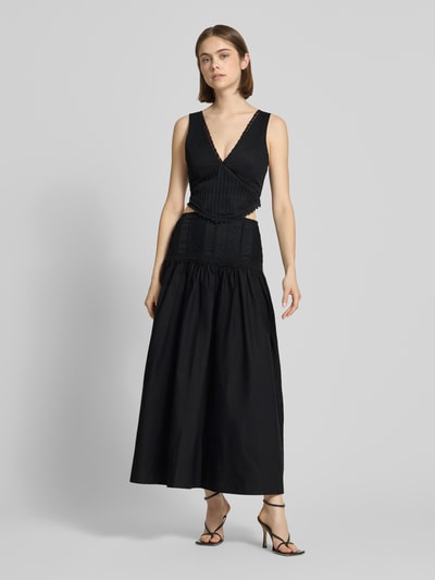 Frauenmodel trägt Maxikleid mit rückseitigem Cut Out Modell 'ALINA' von Topshop, Schwarz, Baumwoll-Mix mit Stretch-Anteil, taillierter Schnitt, V-Ausschnitt, Häkelspitze, Smok-Details, Rückenlänge 124 cm, Brustweite 34 cm, Ganzkörperansicht von vorne.