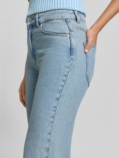 Frauenmodel trägt Straight-Leg-Denim mit Schlitzdetail - curated by Mary Braun von Style Icon Collection in hellblauer Denim-Optik, Eingrifftaschen, Nahaufnahme Oberkörper, Kontext: Damen Jeans, Bundweite Größe 36: 38 cm, Innenbeinlänge 36: 85 cm.