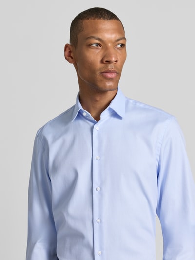 Männermodel trägt Slim Fit Business-Hemd mit Kentkragen von Jake*s aus Reine Baumwolle, extralang, hellblau, Nahaufnahme Oberkörper. Rückenlänge 83 cm, Schulterbreite 41 cm, Ärmellänge 71 cm, Knopfleiste, Sportmanschetten, abgerundeter Saum.