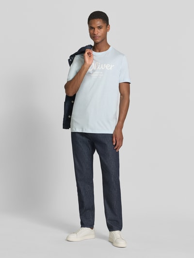 Männermodel trägt Regular Fit T-Shirt aus reiner Baumwolle von s.Oliver RED LABEL, Optik: Unifarben, Label-Print, Rundhals, Jersey, Kurzarm; Ganzkörperansicht von vorne.