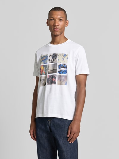 Männermodel trägt weißes T-Shirt mit Fotoprints von Paul Smith, reine Baumwolle, Regular Fit, Rundhalsausschnitt, Ganzkörperansicht von vorne.