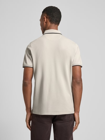 Męski model nosi Modern Fit Poloshirt mit Logo-Print Modell 'Keep Dry' von RAGMAN z mieszanki bawełny, beżowy, kołnierzyk polo, listwa guzikowa, długość tyłu w rozmiarze M: 28 cm, widok całej sylwetki od tyłu