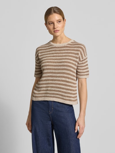 Frauenmodel trägt Loose Fit Pullover aus Baumwoll-Mix von Marc O'Polo, Optik: Allover-Muster, gestreift, Strick, Rundhals, Kurzarm, Ganzkörperansicht von vorne.