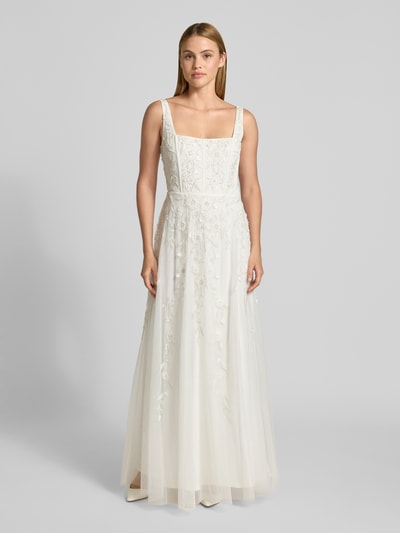 Frauenmodel trägt Maxikleid mit Perlen und Pailletten von Adrianna Papell, A-Linie, Mesh, cremefarben, Ganzkörperansicht von vorne.