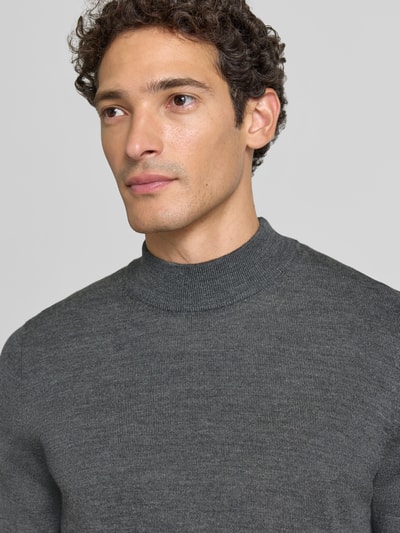 Männermodel trägt Regular Fit Turtleneck aus Woll-Mix von Christian Berg Men, grauer Langarm, gerippter Kragen, Nahaufnahme Oberkörper.