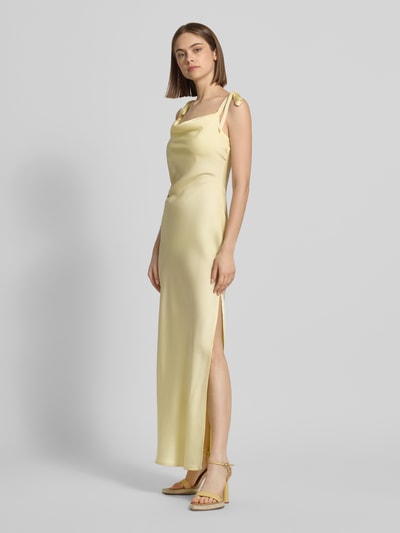 Kobiece model prezentuje sukienka midi z satyny o kroju slim fit model 'Maxima' od LeGer by Lena Gercke, ozdobne kokardy, krój bez rękawów, długość tyłu w rozmiarze 36: 123 cm, szerokość w rozmiarze 36: 34 cm, jasny żółty kolor, gładka i lśniąca faktura, całopostaciowy widok z przodu.