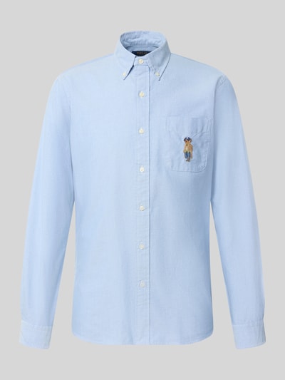 Produktfoto, hellblaues Custom Fit Freizeithemd aus reiner Baumwolle von Polo Ralph Lauren, glatte Oberfläche, weiße Knöpfe