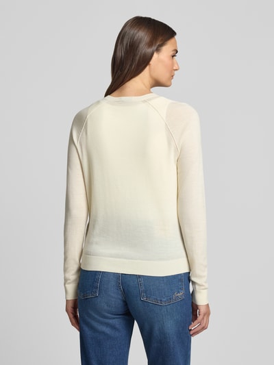 Frauenmodel trägt Relaxed Fit Strickjacke aus reiner Schurwolle Modell 'FONAMI' von BOSS in Creme, glatte Textur, Damen, Ganzkörperansicht Rückansicht.