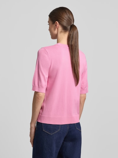 Frauenmodel trägt Strickshirt aus Viskose-Mix mit Rundhalsausschnitt Modell 'LENA' von YAS in Rosa, gerippte Abschlüsse, Rückenansicht, 1/2-Arm, Körpernaher-Schnitt, Rückenlänge bei Größe S 54 cm, Ärmellänge 29 cm. Ganzkörperansicht Rückansicht.