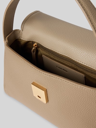 Productfoto, Handtasche mit Label-Applikation van CK Calvin Klein in beige leerstructuur met goudkleurige kliksluiting, binnenvak met ritssluiting, context: hoofdvak met overslag, draaghengsel, schouderriem, breedte 24 cm, lengte 19 cm, diepte 10 cm, schouderriem 124 cm
