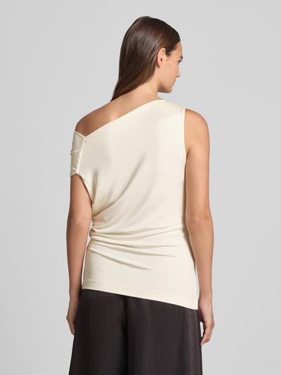 Frauenmodel trägt cremefarbenes Relaxed-Fit Top aus Viskose-Mix Modell 'JOIA' von BOSS, glatte Textur, Damen Top, Ganzkörperansicht Rückansicht.