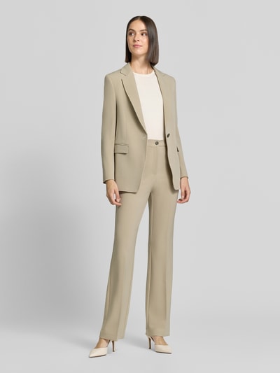 Frauenmodel trägt Gerade Hose mit Gürtelschlaufen Modell 'C_Tana' von BOSS Orange in Beige, schlichte Textur, Ganzkörperansicht von vorne.