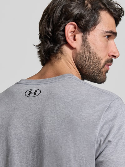 Under Armour T-shirt o kroju regular fit z nadrukiem z logo model 'Left' Średnioszary 3