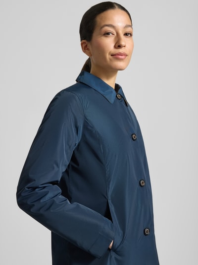 Frauenmodel trägt Regular Fit Funktionsjacke mit Umlegekragen von Barbour in Unifarben, wasserabweisend, seitliche Taschen, Nahaufnahme Oberkörper.