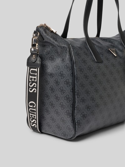 Produktfoto, Shopper mit Logo-Muster Modell 'LATONA CARRYON' von Guess, schwarze Kunstleder-Oberfläche, kontrastierender Schulterriemen, strukturiertes Muster