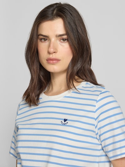 Vrouwenmodel draagt Regular Fit T-shirt uit puur katoen van s.Oliver RED LABEL, look: effen, gestreept motief, ronde hals, korte mouw, jersey materiaal, applicatie met stitching, Nahaufnahme bovenlichaam.