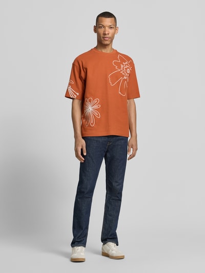 Männermodel trägt T-Shirt mit Motiv-Stitching von JAKE*S STUDIO MEN in Rostbraun, Baumwoll-Mix mit Stretch-Anteil, Regular-Fit, Rundhalsausschnitt, Ganzkörperansicht von vorne.