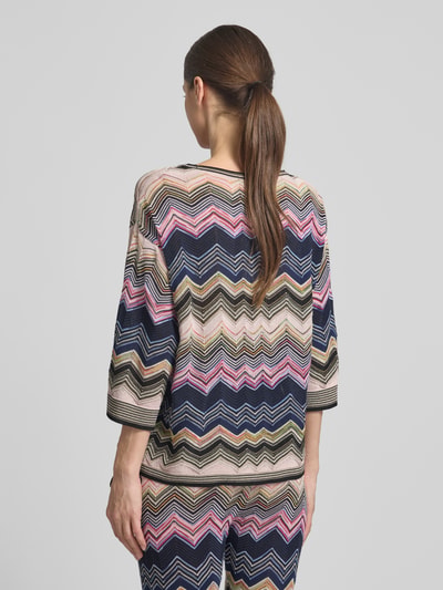 Frauenmodel trägt Strickshirt mit 3/4-Arm von Oui aus Viskose-Baumwoll-Mix mit Allover-Look und Rundhalsausschnitt, Ganzkörperansicht Rückansicht.