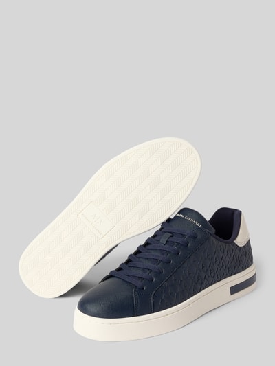 Produktfoto, Sneaker mit Schnürung und Logo-Muster von Armani Exchange in Dunkelblau mit weißer Sohle, Label-Detail, Absatzhöhe: 3 cm, Schafthöhe: 8 cm, Schaftweite: 10 cm.