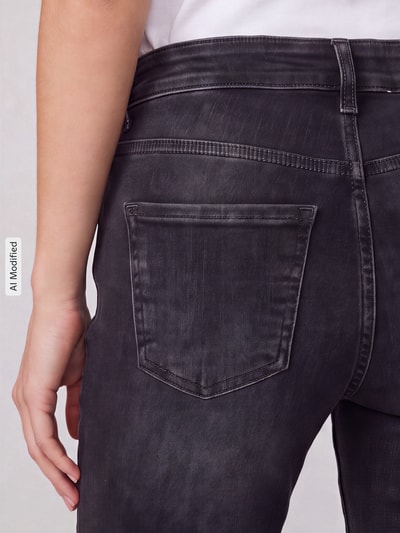 Frauenmodel trägt Straight Fit Jeans aus Baumwoll-Mix Modell 'Dream Cropped' von MAC, dunkler Stoff, sichtbare Nähte, Nahaufnahme Rückansicht, Damen Straight Fit Jeans von MAC, KI-modifiziertes Bild.