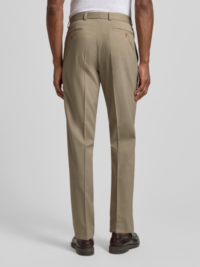 Männermodel trägt Anzughose aus Schurwolle-Elasthan-Mix Modell 'Sendrik' von Carl Gross, regular fit, beige, achterzakken, biesnaden, Ganzkörperansicht Rückansicht.