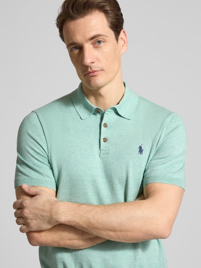 Männermodel trägt Regular Fit Poloshirt aus reiner Baumwolle von Polo Ralph Lauren, mintgrün, unifarben, Logo-Detail, Nahaufnahme Oberkörper.