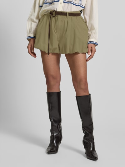 Frauenmodel trägt Bermudas mit Raffungen von Jake*s Casual in Beige, Lockerer-Schnitt, Knopf-Reißverschluss, Bundweite 39 cm, Innenbeinlänge 6 cm, Ganzkörperansicht von vorne.