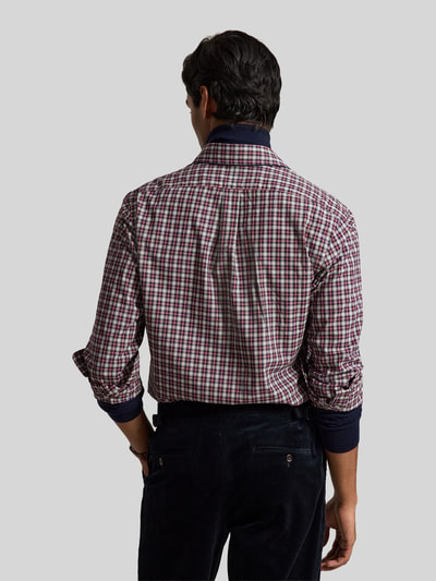 Männermodel trägt Custom Fit Freizeithemd aus reiner Baumwolle von Polo Ralph Lauren in Karo-Muster, Ganzkörperansicht Rückansicht. Herren Freizeithemd von Polo Ralph Lauren