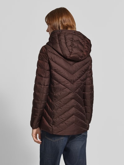 Vrouwenmodel draagt Slim Fit gewatteerd jack met tweewegritssluiting van s.Oliver RED LABEL in bruin, rugaanzicht, Dames Steppjacke.
