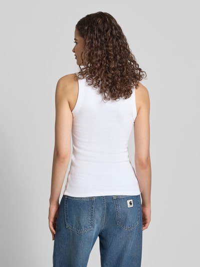 Kobiece model nosi top Tanktop in Ripp-Optik Model 'HONEY' od Topshop, mieszanka bawełny i elastanu, krój slim fit, efekt prążkowania, okrągły dekolt, długość tyłu w rozmiarze S: 53 cm, jasnobiały, gładka tekstura, pełny widok od tyłu.